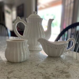 AMERICAN ATELIER at HOME~ATHENA~5166~IVORY IRONSTONE~PATTERN VICTORY LEAVES~G12